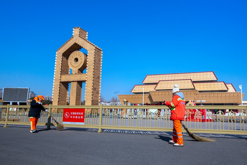 1月29日，安阳市环卫工王海英、李秀英在人民大道清扫人行道。毕兴世摄