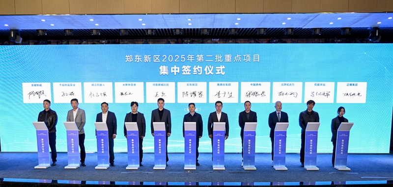 签约。张含笑摄