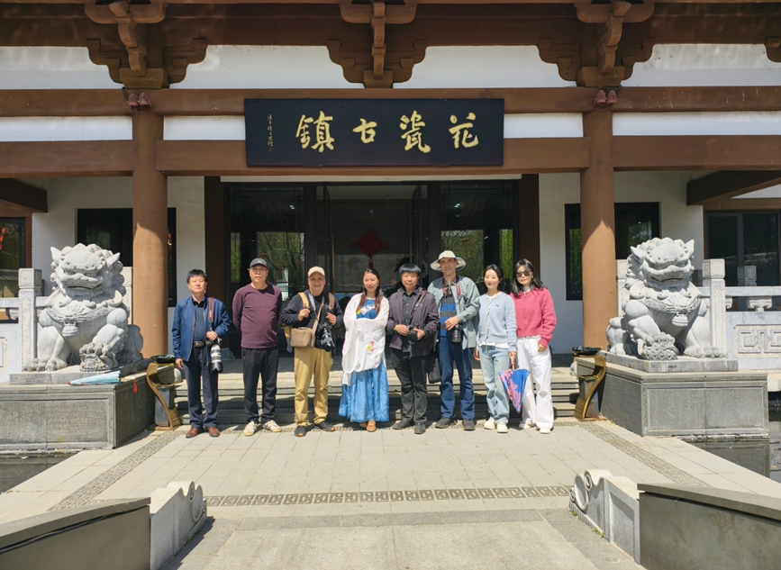 4月5日，魯山縣攝影家協會在花瓷古鎮合影。