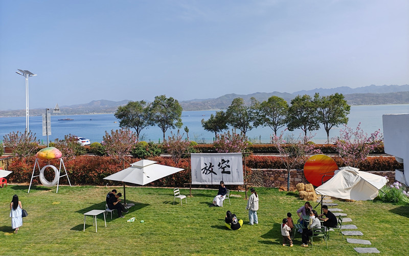 4月6日，游客們在嵩縣望湖樓文化休閑綜合體內休閑放鬆 趙明辰攝