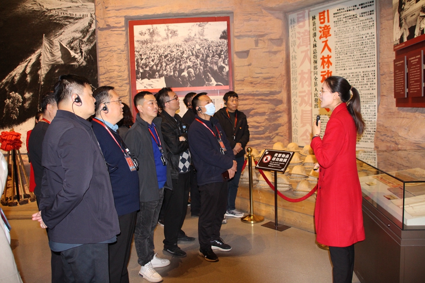 李媛為學員們講述“人工天河”紅旗渠的修建背景。受訪者 供圖