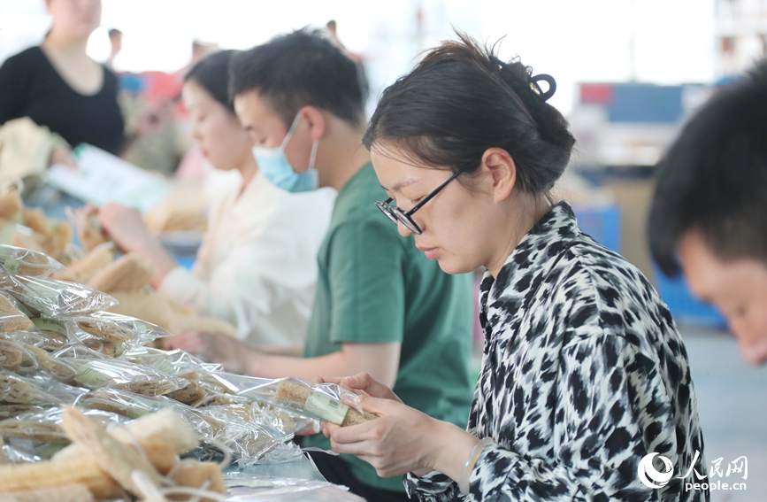 村民在制作絲瓜絡產品。人民網 霍亞平攝
