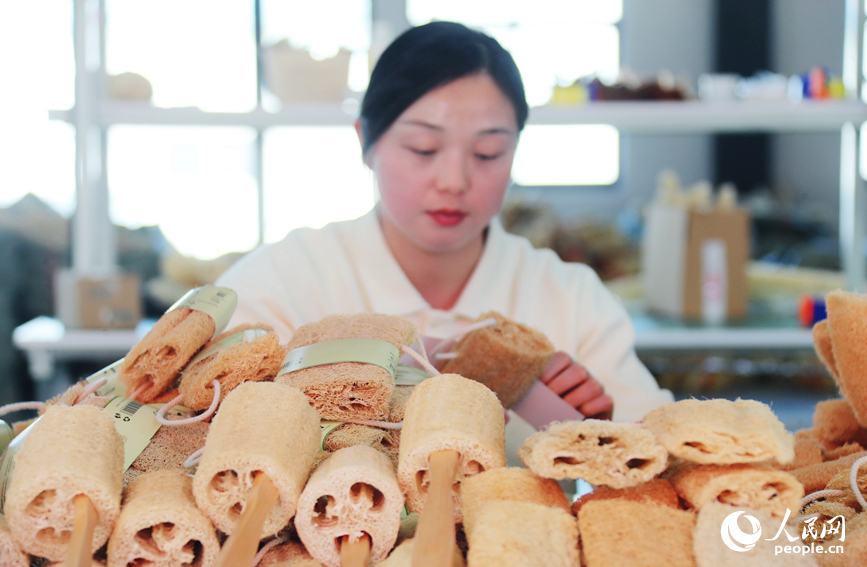 村民在制作絲瓜絡產品。人民網 霍亞平攝