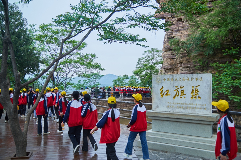 春日，暖陽傾洒，紅旗渠畔綠意濃濃，這條“人工天河”煥發朝氣，也迎來研學熱潮。紅旗渠風景區供圖