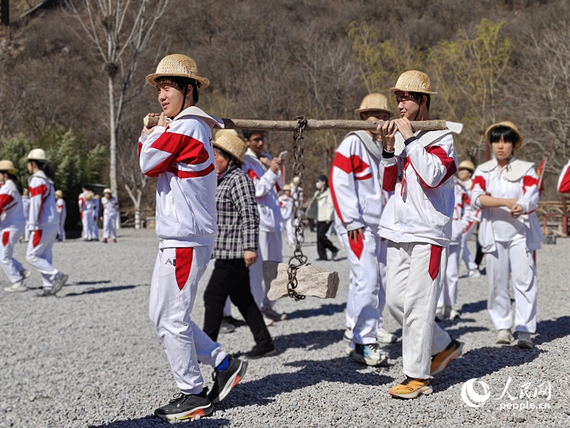 青年洞實訓基地內，學生們分組合作，模擬修渠勞作，在實操中體悟“自力更生、艱苦創業、團結協作、無私奉獻”的紅旗渠精神。人民網記者 尚明楨攝