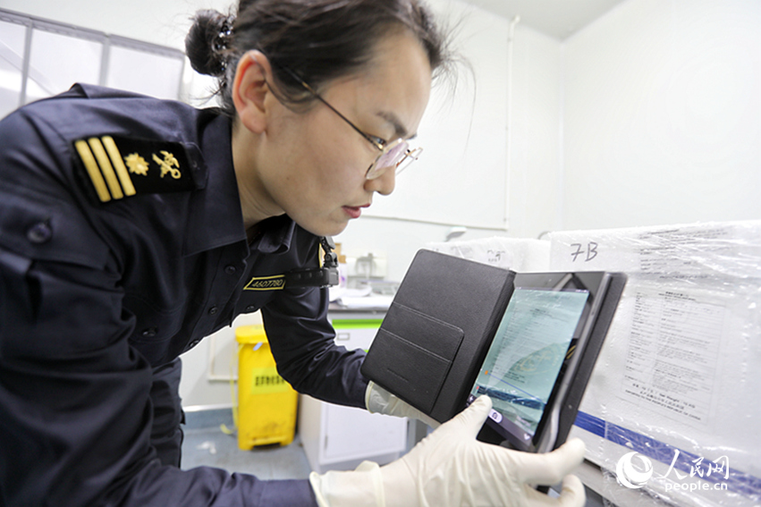 海关人员对货物进行查验。人民网 霍亚平摄 