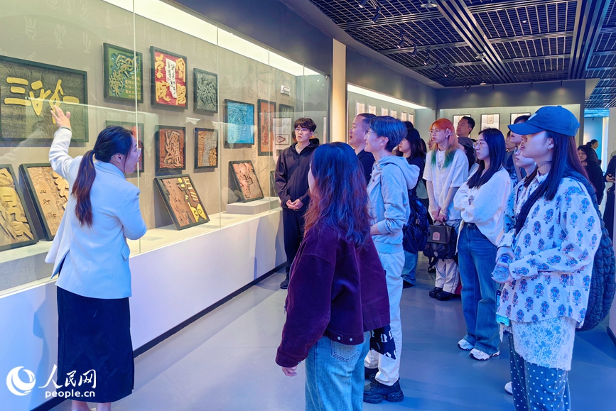 參觀安陽學院博物館。人民網 程明輝攝