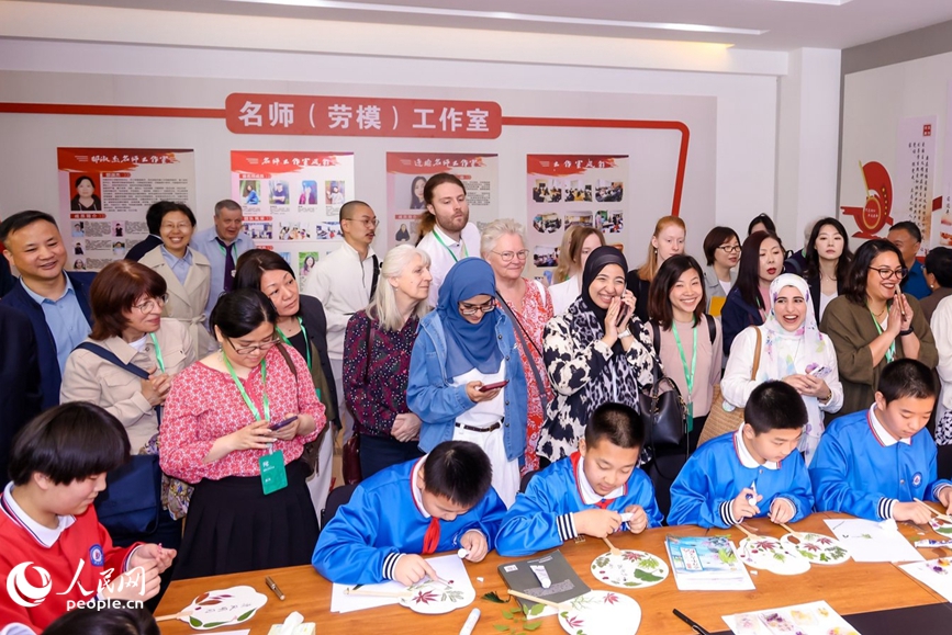 观摩漆扇制作。人民网 程明辉摄