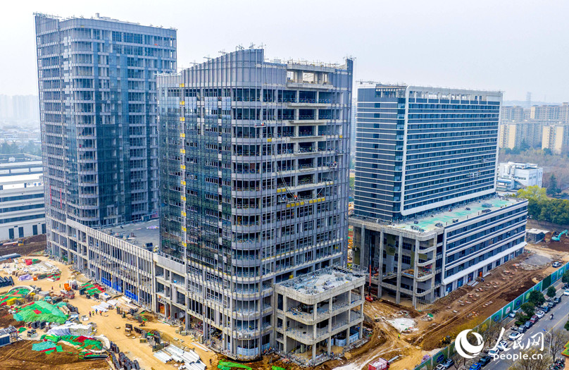 在中航光电高端互连科技产业社区项目建设现场，工人正加紧施工。人民网记者 慎志远摄