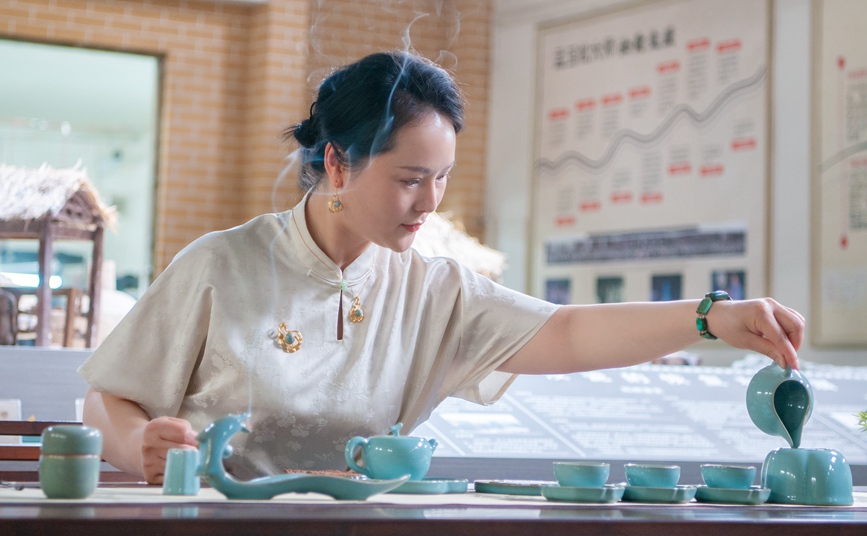 茶艺师在展示泡茶