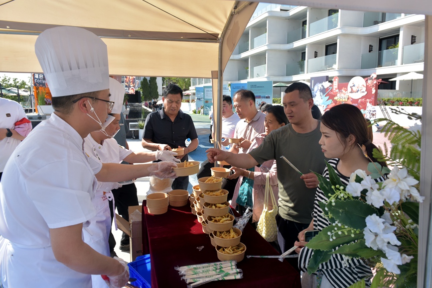 4月28日，2025陆浑鱼宴争霸赛游客们正在品尝油炸陆浑银鱼 赵明辰摄