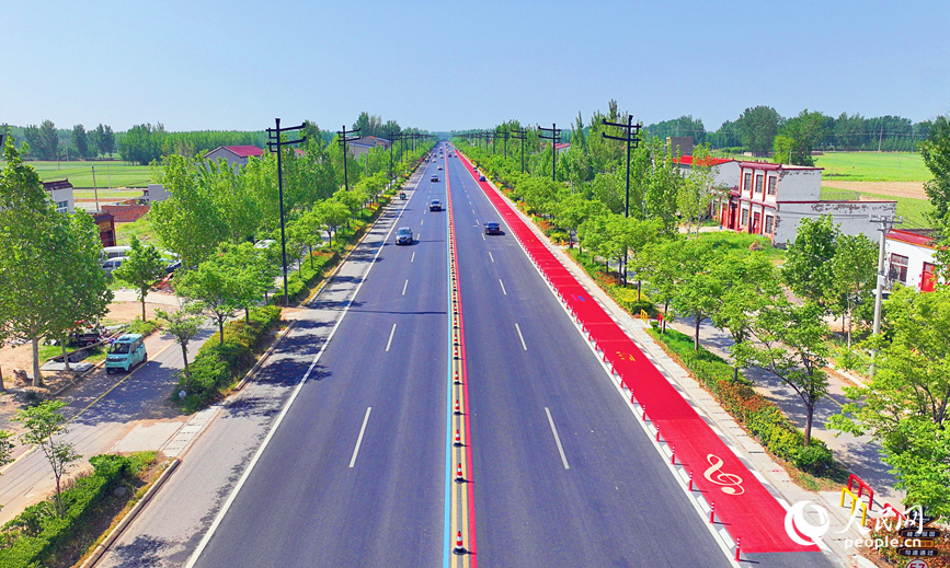 双向爱国主题音乐公路通车。人民网 霍亚平摄
