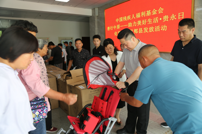 为群众发放儿童轮椅