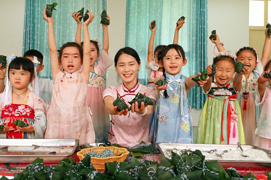 5月28日，河南省南陽市社旗縣第三幼兒園舉辦“雙節同慶 童心‘粽’在”親自游園活動，孩子們在展示包好的粽子。申鴻皓攝