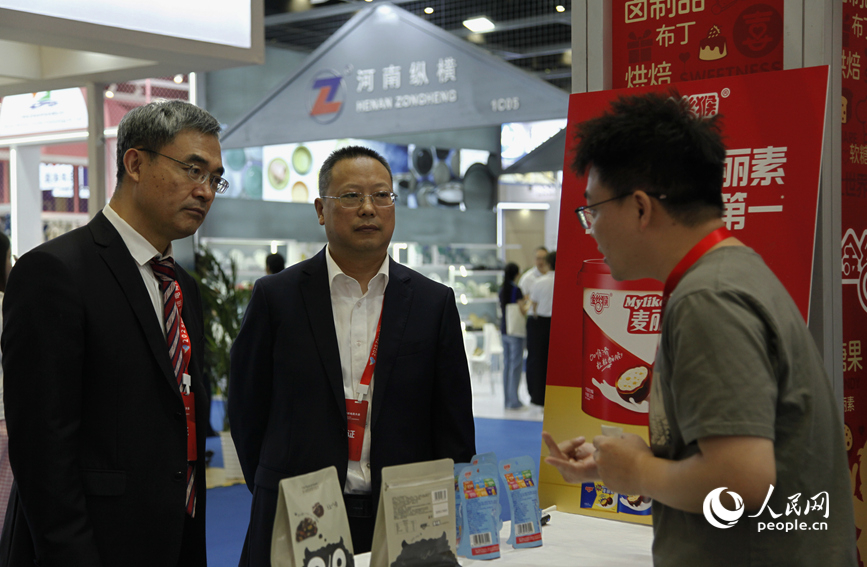 主办方邀请采购商和社会公众现场洽谈采购。人民网记者 肖懿木摄