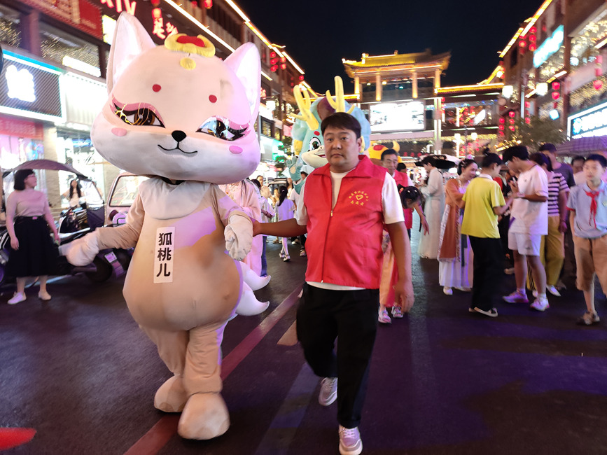5月30日，嵩州五灵亮相嵩县城关镇两程路步行街。王琼雅 摄
