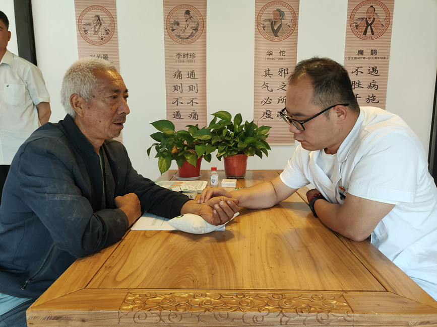 5月31日，嵩县城关镇在杨岭村中医馆举办中医康养活动。王琼雅 摄