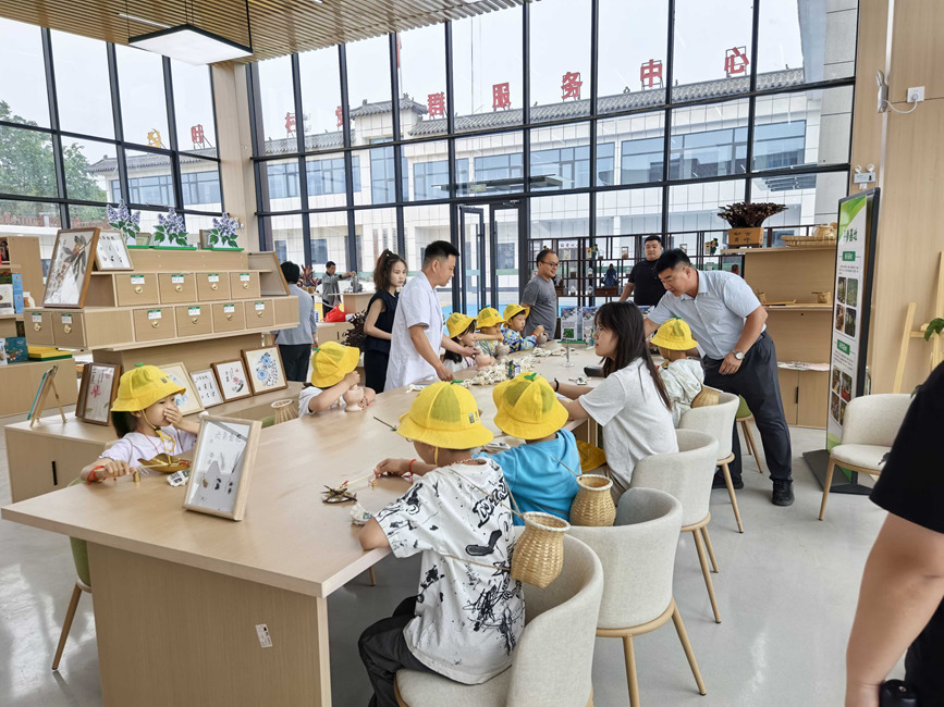 5月31日，嵩县城关镇在叶岭村农事服务中心举行非遗香包研学体验活动。王琼雅 摄