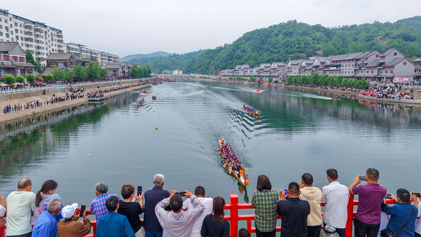 5月31日，嵩县黄庄乡北汝河水域，龙舟竞演活动正在进行。李卫超 摄