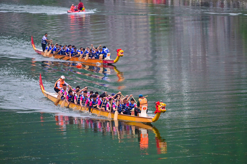5月31日，嵩县黄庄乡北汝河水域，龙舟竞演活动正在进行。李卫超 摄
