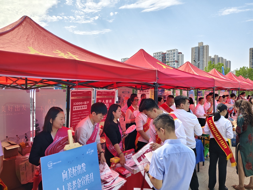 活动现场，工作人员向市民宣讲个人养老金政策。河南省人力资源和社会保障厅供图