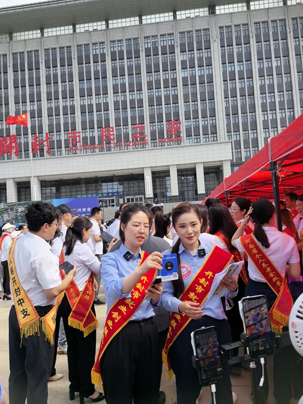 活动现场，工作人员向市民宣讲个人养老金政策。河南省人力资源和社会保障厅供图