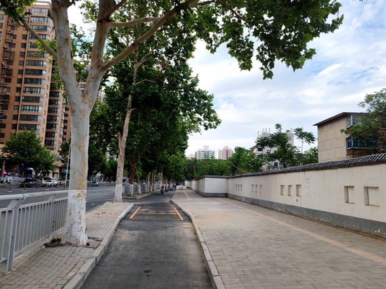 拆除废弃建筑后道路变通畅