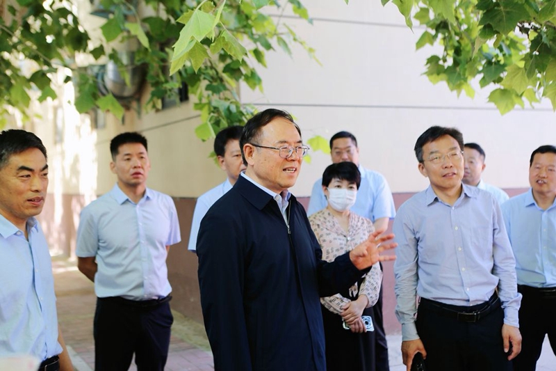6月4日，市政协调研组在经开区益民社区调研基层治理情况。（赵帅 樊欣欣 摄影）