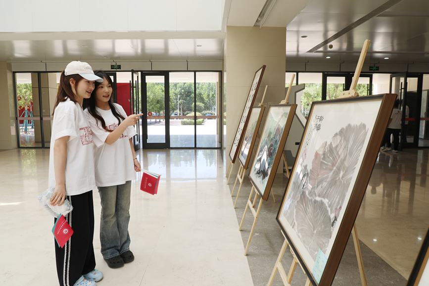 学生在参观书画摄影作品。郑州电力高等专科学校供图