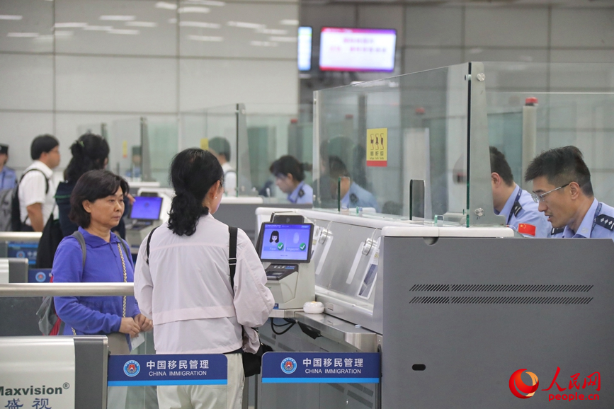 新郑国际机场内等待入境的旅客。人民网 霍亚平摄