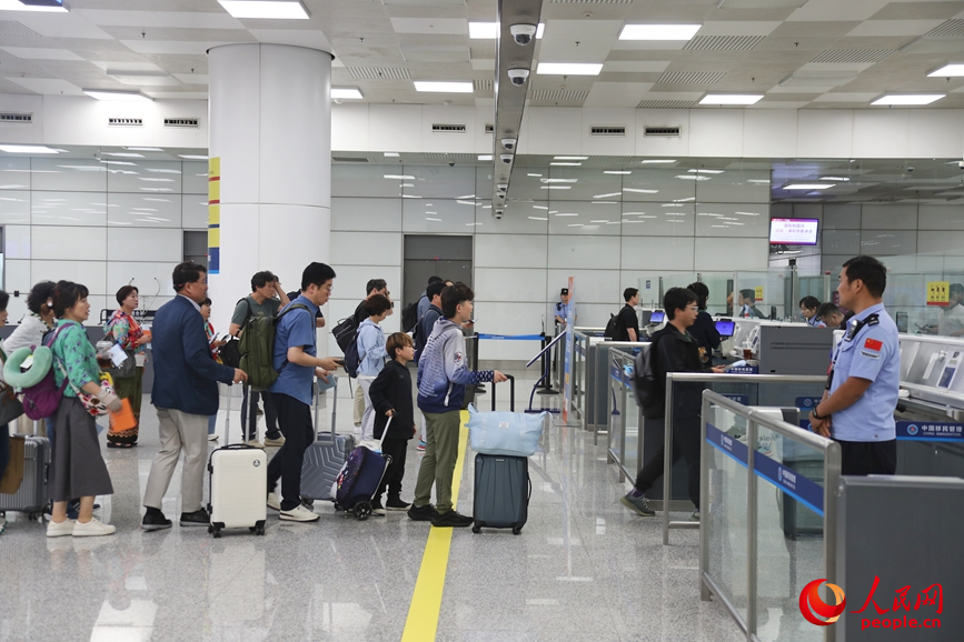 新郑国际机场内等待入境的旅客。人民网 霍亚平摄