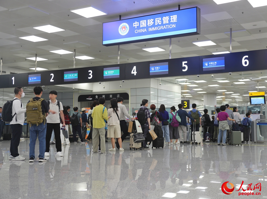 新郑国际机场内等待入境的旅客。人民网 霍亚平摄