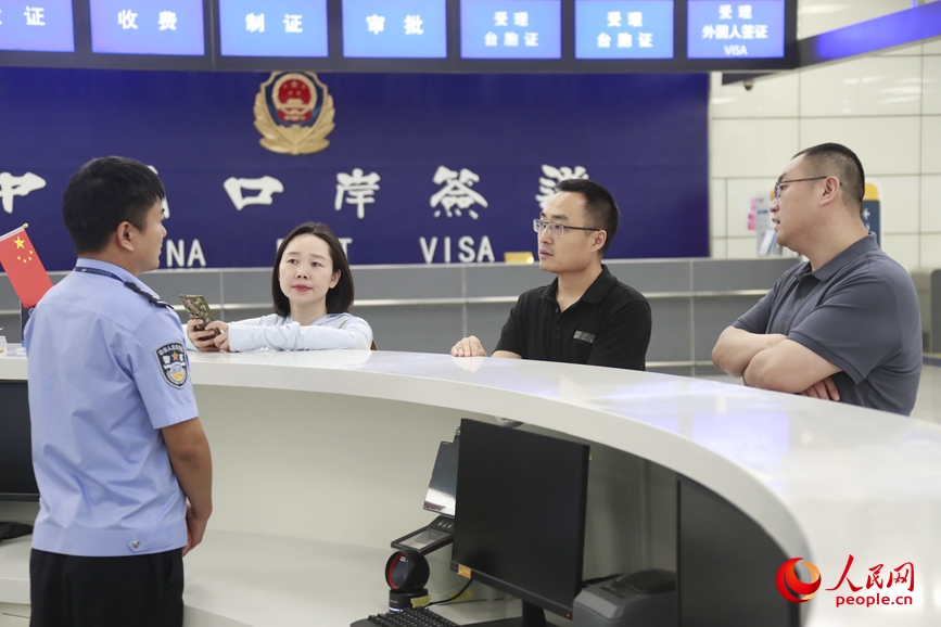 采访团走进郑州新郑国际机场，体验240小时过境免签及快速通关流程。人民网 霍亚平摄