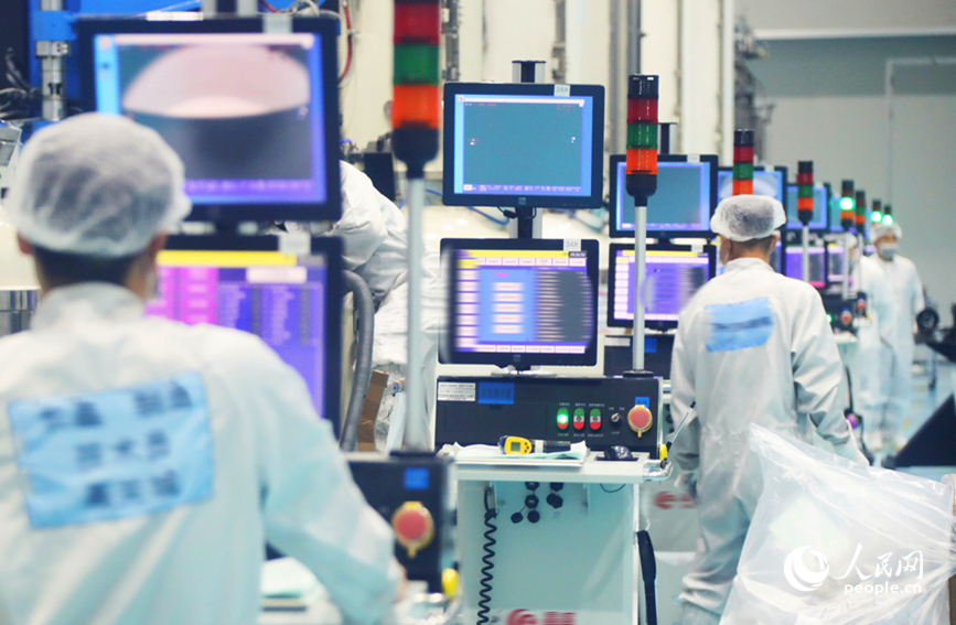 工人在生产车间忙碌。人民网 霍亚平摄