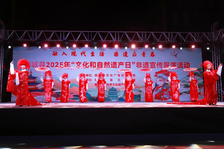 商城剪紙漢服在非遺宣傳周上展演