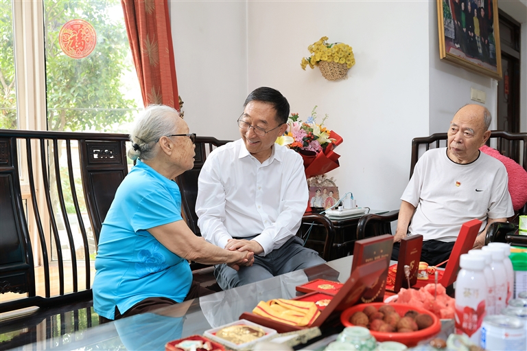 六月三十日，省委书记刘宁在郑州市走访慰问老党员、老战士，代表省委向全省广大共产党员致以节日问候。董亮摄