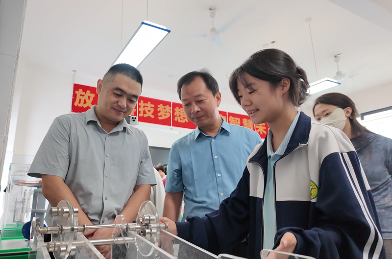 學生進行體驗。魯山縣委宣傳部供圖