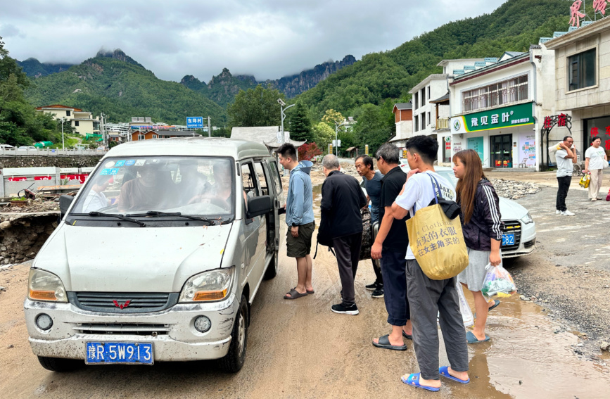 抢险救援现场。杨永青摄