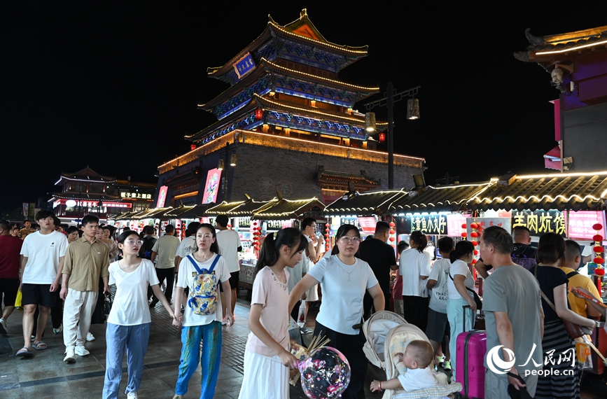 鼓楼夜市人头攒动。人民网记者 王玉兴摄