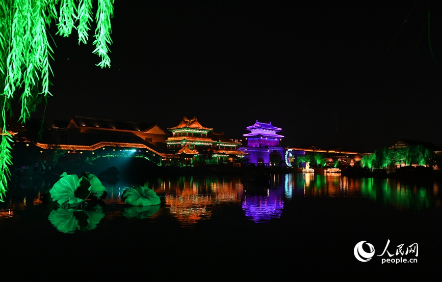 清明上河园夜景。人民网记者 王玉兴摄 