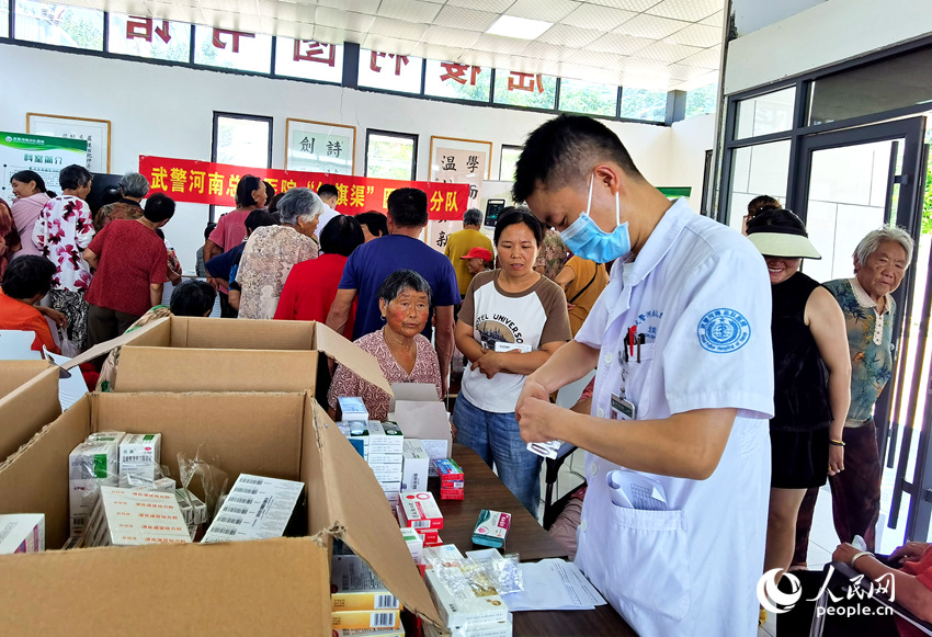 医护人员为群众取药。人民网记者 慎志远摄
