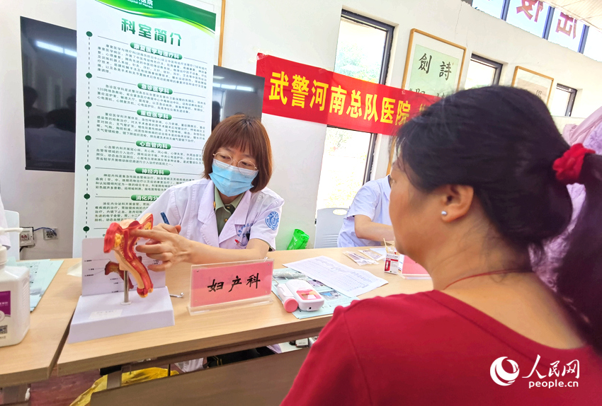 医疗专家为患者进行康复指导。人民网记者 慎志远摄