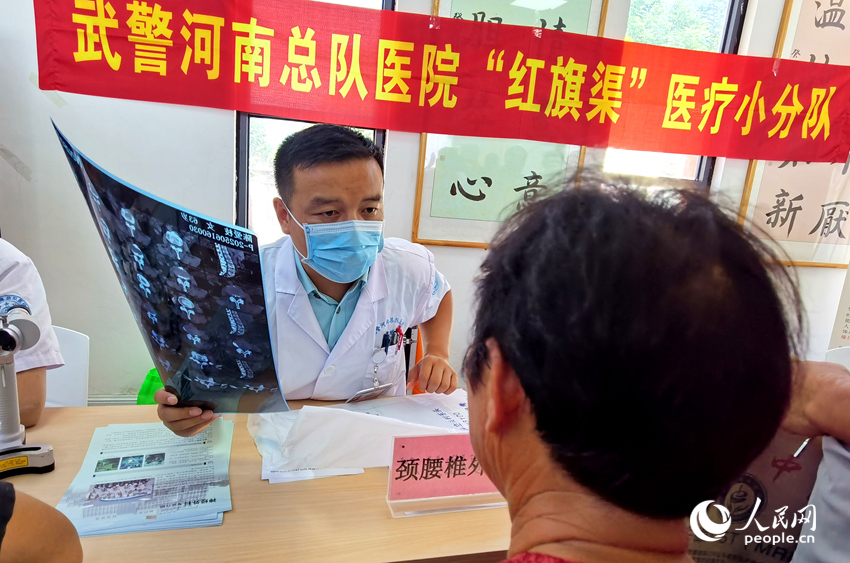 医疗专家为患者诊断。人民网记者 慎志远摄