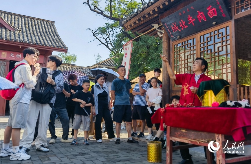 萬歲山武俠城景區，魔術表演吸引游客駐足觀看。人民網記者 尚明楨攝