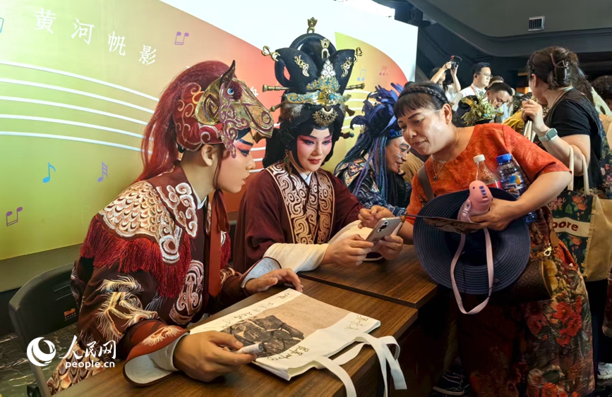 演出結束，演員與觀眾熱情互動。人民網 辛靜攝