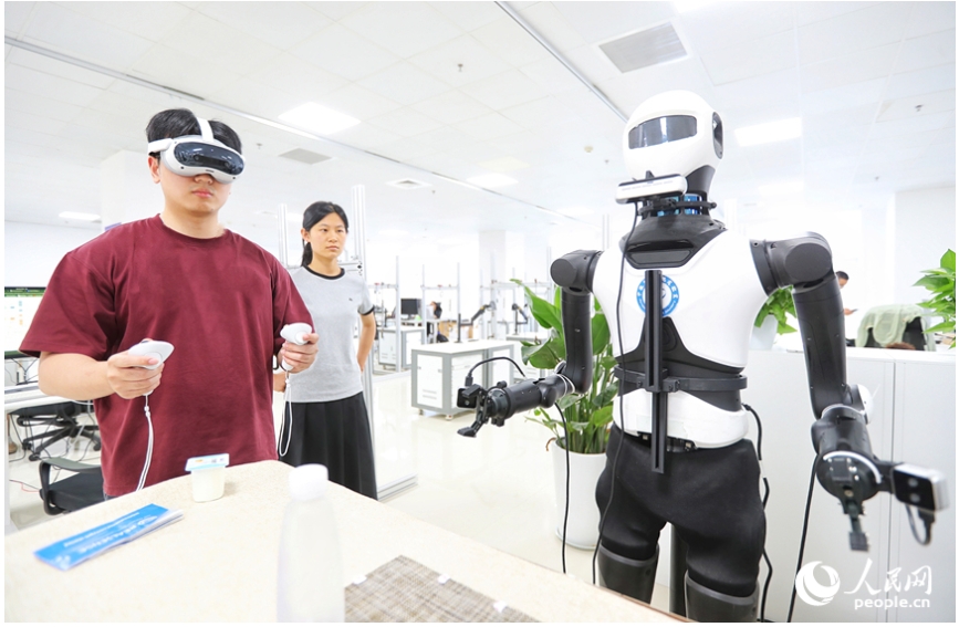 工作人员调试机器人产品。人民网 霍亚平摄