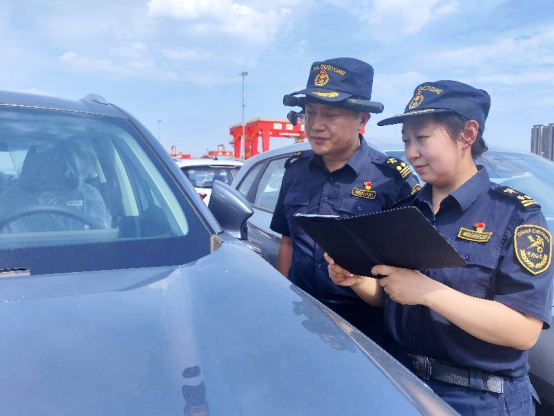 工作人員通過AR眼鏡連線開展出口電動汽車聯合分析研判。鄭州海關供圖