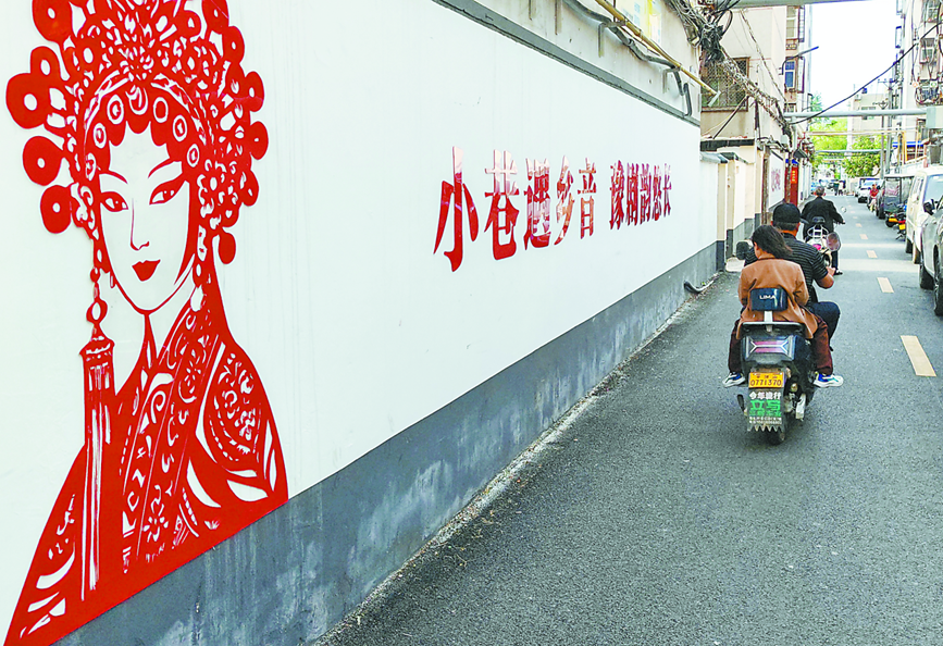 戲劇臉譜為新修建的中海巷增彩。 姜濤 攝