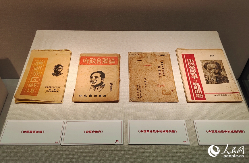 河南主展場展出的革命文物。人民網記者 肖懿木攝