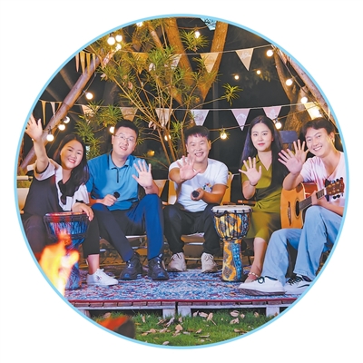 游客在攀枝花市一處露營地合影留念。攀枝花市委宣傳部供圖